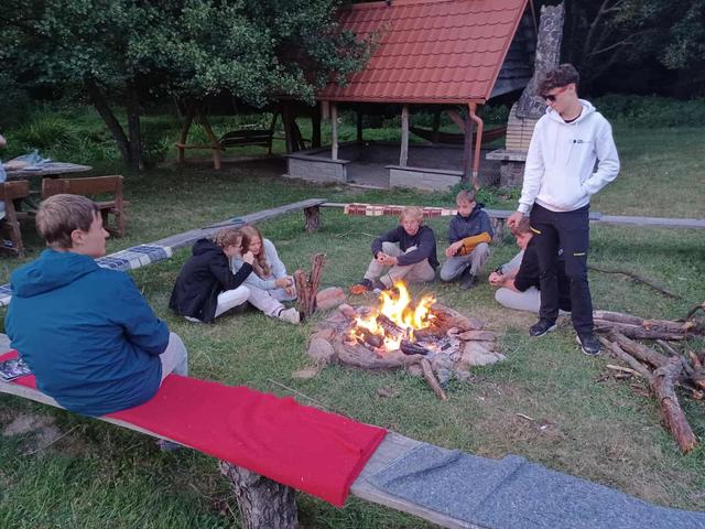 Večer pri ohni na chate