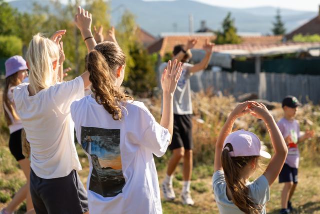 Deti a vedúci na letnom tábore MCE